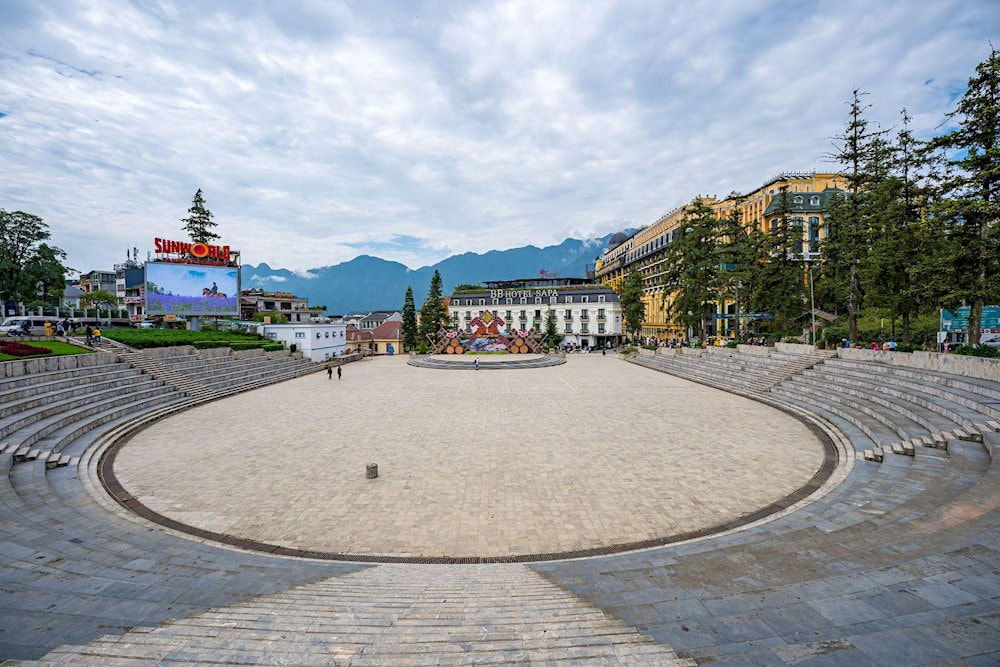 The Sapa Love Market is organized at the central plaza, in front of the Sapa Stone Church 